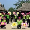 Trình diễn giới thiệu trang phục của các dân tộc tại Bản Mây, Sa Pa (Lào Cai). (Ảnh: Quốc Khánh/TTXVN)