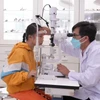 Thăm khám mắt cho bệnh nhi ở Tây Ninh. (Ảnh: Minh Phú/TTXVN)