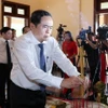 Chủ tịch Quốc hội Trần Thanh Mẫn dâng hương, hoa tưởng nhớ cố Thủ tướng Chính phủ Võ Văn Kiệt tại huyện Vũng Liêm, tỉnh Vĩnh Long. (Ảnh: Thống Nhất/TTXVN)
