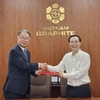 CEO DA Technology ông Lee Sang-hwa (trái) và Chủ tịch VGG ông Nguyễn Đức Lượng trao đổi ký kết hợp tác. (Nguồn: DA Technology)