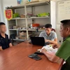 Đối tượng Phan Văn Hiếu (áo đen) tại cơ quan Công an. (Ảnh: TTXVN phát)