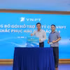 Ông Tô Dũng Thái - Chủ tịch Hội đồng thành viên VNPT và ban lãnh đạo VNPT đóng góp ủng hộ đồng bào vùng lũ. (Ảnh: Minh Sơn/Vietnam+)