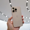 Trên tay iPhone 16 Pro Max màu 'Titan sa mạc' mới được Apple giới thiệu