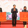 Phó Thủ tướng Thường trực Chính phủ Phạm Bình Minh trao tặng Cờ thi đua của Chính phủ cho hai tập thể đã hoàn thành xuất sắc, toàn diện nhiệm vụ công tác của Bộ Tư pháp. (Nguồn: Bộ Tư pháp)