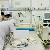 Sở Y tế tỉnh Bình Dương đã chỉ đạo Bệnh viện Đa khoa tỉnh điều động bác sỹ nhi khoa và bác sỹ hồi sức dày dạn kinh nghiệm để khám, điều trị cho bé. Ảnh: TTXVN phát)