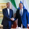 Ngoại trưởng Iran Hossein Amir-Abdollahian (trái) và Ngoại trưởng Nga Sergei Lavrov trong cuộc gặp ở Cape Town, Nam Phi ngày 2/6/2023. (Ảnh: AFP/TTXVN)