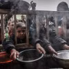 Trẻ em chờ nhận thực phẩm cứu trợ tại thành phố Rafah, Dải Gaza ngày 19/2/2024. (Ảnh: AFP/TTXVN)