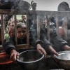 Trẻ em chờ nhận thực phẩm cứu trợ tại thành phố Rafah, Dải Gaza ngày 19/2/2024. (Ảnh: AFP/TTXVN)
