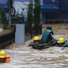 Lực lượng cứu hộ sơ tán người dân khỏi vùng ngập lụt tại Lalitpur, Nepal, ngày 28/9/2024. (Ảnh: THX/TTXVN)