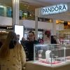 Vòng đeo tay gắn các hạt trang trí (charm) chiếm khoảng 60-70% doanh thu của Pandora. (Nguồn: Bloomberg)