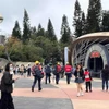 40 nhân viên cứu hộ đã được huy động đến Disneyland để cứu hộ những người mắc kẹt. (Ảnh: The Standard)