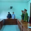 Đọc lệnh khởi tố các bị can về hành vi thiếu trách nhiệm gây hậu quả nghiêm trọng xảy ra tại Phòng giao dịch Nam Cửa Việt ở Triệu Phong. (Ảnh: Công an tỉnh Quảng Trị)