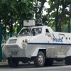 Cảnh sát tuần tra trên đường phố tại Yangon, Myanmar, ngày 19/7/2023. (Ảnh: AFP/TTXVN)