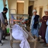 Thi thể nạn nhân thiệt mạng trong vụ đánh bom liều chết tại Kandahar, Afghanistan, ngày 21/3/2024. (Ảnh: AFP/TTXVN)