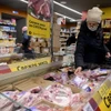 Người dân mua sắm tại một siêu thị ở Moskva, Nga. (Ảnh: AFP/TTXVN)