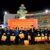 Bà Trương Thị Mai tặng 100 suất quà cho các công nhân viên, người lao động của Công ty Cổ phần Dịch vụ đô thị Đà Lạt. (Ảnh: Nguyễn Dũng/TTXVN)