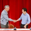 Sau khi tuyên thệ nhậm chức, Thủ tướng Lawrence Wong (phải) sẽ là thủ tướng thứ tư của Singapore, kế nhiệm Thủ tướng Lý Hiển Long. (Ảnh: The Straits Times)
