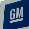 Biểu tượng tập đoàn sản xuất ôtô General Motors tại nhà máy ở Detroit, Michigan, Mỹ. (Ảnh: AFP/ TTXVN)