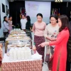 Đại sứ Trịnh Thị Tâm giới thiệu ẩm thực Việt Nam tại sự kiện. (Ảnh: Đại sứ quán Việt Nam tại Sri Lanka/TTXVN phát)