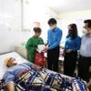 Đại diện Liên đoàn Lao động tỉnh Bắc Ninh và UBND huyện Tiên Du thăm nạn nhân điều trị tại Bệnh viện Đa khoa tỉnh Bắc Ninh. (Ảnh: Thái Hùng/TTXVN)