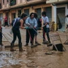 Người dân dọn dẹp sau lũ tại Valencia, Tây Ban Nha ngày 1/11/2024. (Ảnh: THX/TTXVN)