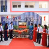 Đại biểu thực hiện nghi thức gắn biển trường THPT Dương Xá là công trình chào mừng kỷ niệm 70 năm Ngày Giải phóng Thủ đô . (Ảnh: Thanh Tùng/TTXVN)