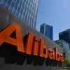 Biểu tượng Alibaba tại văn phòng của tập đoàn ở Bắc Kinh, Trung Quốc. (Ảnh: AFP/TTXVN)