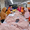 Công nhân làm việc tại nhà máy dệt may ở Savar, ngoại ô Dhaka, Bangladesh. (Ảnh: AFP/TTXVN)