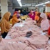 Công nhân làm việc tại nhà máy dệt may ở Savar, ngoại ô Dhaka, Bangladesh. (Ảnh: AFP/TTXVN)