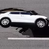 Một chiếc SUV Tivoli được hân hoan bởi một vũng xuất hiện trên một con đường ở quận Seodaemun, phía Tây Seoul vào buổi sáng thứ năm. (Nguồn: Yonhap)