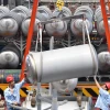 Nhân viên làm việc bên cạnh các bồn chứa khí tự nhiên hóa lỏng (LNG) tại một nhà máy ở Tây An, tỉnh Thiểm Tây, Trung Quốc. (Nguồn: Reuters)