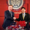 Ngoại trưởng Anh David Cameron và Phó Thủ tướng kiêm Bộ trưởng Bộ Ngoại giao Thái Lan Parnpree Bahiddha-Nukara tại Lễ ký kết. (Ảnh: The Star)