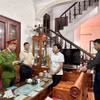 Thi hành các Quyết định khởi tố vụ án, khởi tố bị can, lệnh khám xét chỗ ở, nơi làm việc và lệnh bắt bị can đối với Nguyễn Thị Thỏa. (Ảnh: Cơ quan Công an cung cấp)