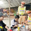 Lực lượng Cảnh sát Giao thông hỗ trợ cháu N. ăn uống trước khi đưa cháu về nhà với gia đình. (Nguồn: VOV)
