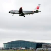 Máy bay của Hãng hàng không British Airways chuẩn bị hạ cánh xuống sân bay Heathrow ở London, Anh. (Ảnh: AFP/TTXVN)