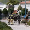 Lực lượng an ninh Israel kiểm tra khu vực trúng rocket từ Liban tại thị trấn biên giới Kiryat Shmona, ngày 13/2/2024. (Ảnh: AFP/TTXVN)