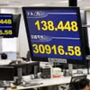 Màn hình điện tử hiển thị chỉ số chứng khoán Nikkei (dưới) tại Tokyo, Nhật Bản. (Ảnh: Kyodo/TTXVN)