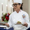 Bếp trưởng Cris Comerford phục vụ bữa ăn trong Nhà Trắng. (Ảnh: AP)