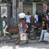 Người dân sơ tán tránh bạo lực tại Port-au-Prince, Haiti, ngày 15/8/2023. (Ảnh: AFP/TTXVN)