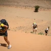 Một vận động viên nữ và những người khác tham gia cuộc thi Marathon des Sables tại sa mạc Sahara ở phía Nam Maroc ngày 12/4.2019. (Ảnh: AFP/Getty Images)