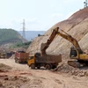Thi công hạng mục nền đường và mái taluy tại dự án thành phần Quy Nhơn - Chí Thạnh thuộc dự án Cao tốc Bắc Nam. (Ảnh: Xuân Triệu/TTXVN)