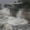 Sóng đánh vào cầu tàu St Pete ở St Petersburg, Florida, ngày 9/10. (Ảnh: Getty Images)