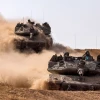 Xe quân sự Israel di chuyển gần khu vực biên giới với Dải Gaza, ngày 13/5/2024. (Ảnh: AFP/TTXVN)
