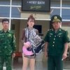Đối tượng bị truy nã Nguyễn Thị Mộng bị bắt giữ khi làm thủ tục nhập cảnh tại Cửa khẩu quốc tế Xa Mát. (Ảnh: TTXVN phát)