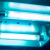 Đèn chiếu tia UV lắp trên trần nhà để diệt khuẩn. (Nguồn: Burnet Institute)