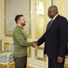 Tổng thống Ukraine Volodymyr Zelensky (trái) trong cuộc gặp Bộ trưởng Quốc phòng Mỹ Lloyd Austin tại Kiev, ngày 20/11/2023. (Ảnh: Getty Images/TTXVN)