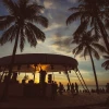 Khách du lịch trải nghiệm không gian âm nhạc trên bãi biển khu du lịch Sunset Sanato, xã Dương Tơ, thành phố Phú Quốc. (Ảnh: TTXVN phát)