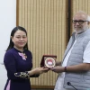 Phó Chủ tịch-Tổng Thư ký Ủy ban Trung ương MTTQ Việt Nam, bà Nguyễn Thị Thu Hà tặng quà kỷ niệm cho Trưởng ban đối ngoại Đảng Cộng sản Ấn Độ Marxist (CPIM) Mariam Alexander Baby. (Ảnh: Ngọc Thúy/TTXVN)