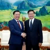 Tổng Bí thư, Chủ tịch nước Lào Thongloun Sisoulith chào đón đồng chí Đinh Tiến Dũng cùng Đoàn đến chào xã giao. (Ảnh: Phạm Kiên/TTXVN)