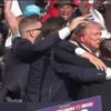 Ông Donald Trump được mật vụ Mỹ hộ tống khỏi sân khấu của sự kiện vận động tranh cử tại bang Pennsylvania sau khi xảy ra vụ nổ súng, ngày 13/7/2024. (Ảnh: THX/TTXVN)